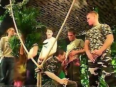 Новобранцы отсасывают опытным солдатам